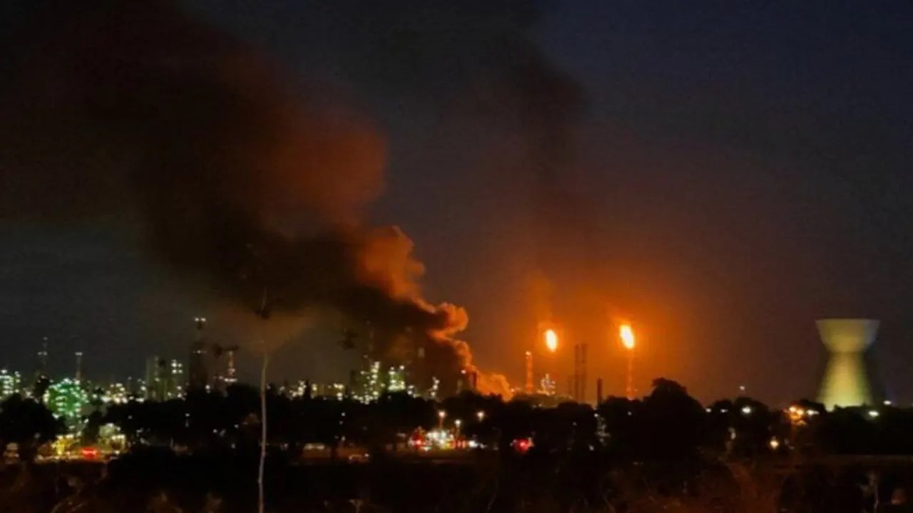 ইরানি ক্ষেপণাস্ত্রে ইসরায়েলের তেল শোধনাগারে হামলা, নিহত ৩